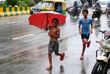 NOIDA INDIA SEPTEMBER 6. 2024 Akşam yağmuru sırasında Noida Hindistan 'da 6 Eylül 2024' te 22. Bölgede yağmurlar nedeniyle birkaç bölge etkilendi ve Hindistan Meteoroloji Departmanı IMD 