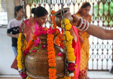 NoIDA INDIA 6 Eylül: 6 Eylül 'de Noida Hindistan' da 6 Eylül 2024 tarihinde Hartalika Teej 'deki Sektör 2' deki Lord Shiva 'ya tapanlar muson sezonunu karşılıyor ve öncelikle dans eden ve dua eden kızlar ve kadınlar tarafından kutlanıyorlar.