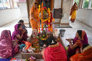 NoIDA INDIA 6 Eylül: 6 Eylül 'de Noida Hindistan' da 6 Eylül 2024 tarihinde Hartalika Teej 'deki Sektör 2' deki Lord Shiva 'ya tapanlar muson sezonunu karşılıyor ve öncelikle dans eden ve dua eden kızlar ve kadınlar tarafından kutlanıyorlar.