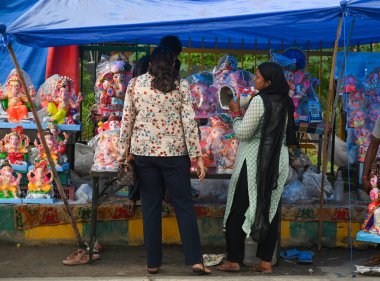 6 Eylül 2024 'te Noida Hindistan' da 6 Eylül 2024 'te Ganesh Chaturthi Festivali' nde Ganesh Chaturthi 'den önce 6 Eylül 2024' te Ganesh Chaturthi 'nin heykelini satın alan insanlar bilgelik ve bilgelikle ilgili Tanrı' nın doğumunu kutlamak için ülkenin dört bir yanında kutlanır.