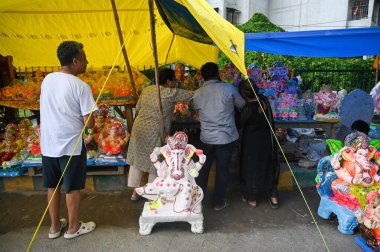 6 Eylül 2024 'te Noida Hindistan' da 6 Eylül 2024 'te Ganesh Chaturthi Festivali' nde Ganesh Chaturthi 'den önce 6 Eylül 2024' te Ganesh Chaturthi 'nin heykelini satın alan insanlar bilgelik ve bilgelikle ilgili Tanrı' nın doğumunu kutlamak için ülkenin dört bir yanında kutlanır.