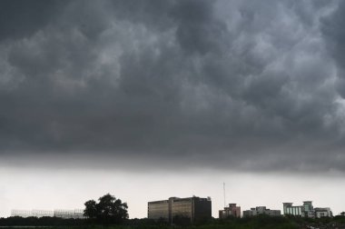 NoIDA INDIA 6 Eylül 2024 Kara Bulutlar 6 Eylül 2024 'te Noida Hindistan' da yağmurdan önce şehrin üzerinde süzüldü. Başkentteki birçok bölge yağmurlardan etkilendi ve Hindistan Meteoroloji Bölümü IMD başkentte sarı alarm verdi.