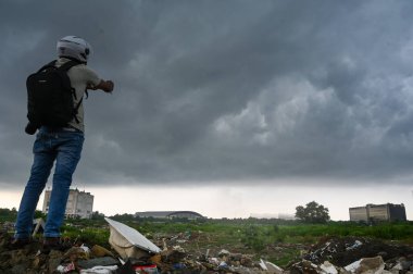 NoIDA INDIA 6 Eylül 2024 Kara Bulutlar 6 Eylül 2024 'te Noida Hindistan' da yağmurdan önce şehrin üzerinde süzüldü. Başkentteki birçok bölge yağmurlardan etkilendi ve Hindistan Meteoroloji Bölümü IMD başkentte sarı alarm verdi.