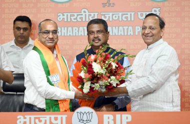 NEW DELHI INDIA SEPTEMBER 6: BJP Genel Sekreteri Arun Singh, 6 Eylül 2024 tarihinde Yeni Delhi 'de Birlik Bakanı ve parti lideri Dharmendra Pradhan' ın huzurunda BJP 'ye katılan eski BJD Rajya Sabha üyesi Sujeet Kumar' ı karşıladı.