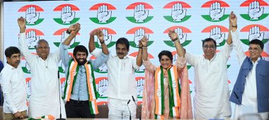 NEW DELHI INDIA SEPTEMBER 6 2024 Güreşçi Vinesh Phogat ve Bajrang Punia, SR liderleri KC Venugopal ve Pawan Khera Deepak 'ın huzurunda 6 Eylül 2024 tarihinde Yeni Delhi Hindistan' da Sonu Mehta Hindusta tarafından çekilmiştir.