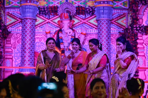 NEW DELHI INDIA SEPTEMBER 7 2024 Dindar Ganesh Chaturthi vesilesiyle Ganesh Chaturthi 'yi Sevimli Devlet Lisesi' nde 7 Eylül 2024 'de Yeni Delhi Hindistan' da kutlanıyor. Ganesh Chaturthi tüm ülkede kutlanıyor.