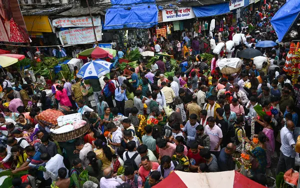 MUMBAI INDIA SEPTEMBER 6. 2024 Ganesh Festivali için Dadar Batı Pazarı 'nda 6 Eylül 2024' te görülen kalabalık Mumbai 'de Hindistan Dadar pazarı her zaman tüm Ganpati düşkünleri için bir durak noktası olmuştur. Çiçeklerden meyvelere ve puj' a