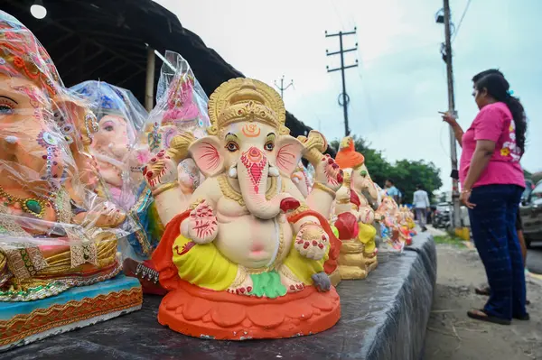 6 Eylül 2024 'te Noida Hindistan' da 6 Eylül 2024 'te Ganesh Chaturthi Festivali' nde Ganesh Chaturthi 'den önce 6 Eylül 2024' te Ganesh Chaturthi 'nin heykelini satın alan insanlar bilgelik ve bilgelikle ilgili Tanrı' nın doğumunu kutlamak için ülkenin dört bir yanında kutlanır.