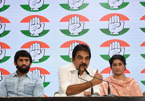 stock image NEW DELHI INDIA SEPTEMBER 6: Wrestler Bajrang Punia and Vinesh Phogat joins congress in the presence of K C Venugopal and Senior congress leaders from Haryana at AICC HQ on September 6 2024 in New Delhi India Photo by Vipin Kumar Hindustan Times