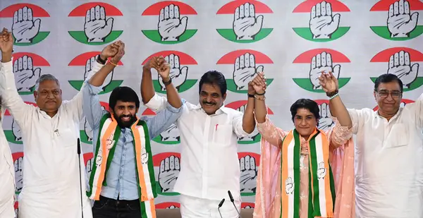 stock image NEW DELHI INDIA SEPTEMBER 6 2024 Wrestler Vinesh Phogat and Bajrang Punia formally join Congress in Presence of Party Sr leaders KC Venugopal and Pawan Khera Deepak Babari at AICC HQ on September 6 2024 in New Delhi India Photo by Sonu Mehta Hindusta