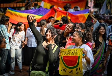 NEW DELHI INDIA SEPTEMBER 6 Eylül 2024 LGBTQ topluluk üyeleri ve Delhi Üniversitesi destekçileri Hindistan Öğrenci Örgütü SFI tarafından Yeni Delhi 'de 6 Eylül 2024 tarihinde düzenlenen bir Onur Yürüyüşüne katıldılar.