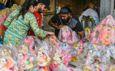 NEW DELHI INDIA SEPTEMBER 6. 2024 İnsanlar 6 Eylül 2024 'te Yeni Delhi' de Patparganj bölgesinde Ganesha Chaturthi 'den önce Ganesha' nın putlarını satın alır.