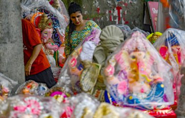 NEW DELHI INDIA SEPTEMBER 6. 2024 İnsanlar 6 Eylül 2024 'te Yeni Delhi' de Patparganj bölgesinde Ganesha Chaturthi 'den önce Ganesha' nın putlarını satın alır.