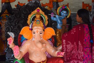 GURUGRAM INDIA SEPTEMBER 5 2024 Rajasthan 'ın Behror semtinden bir sanatçı Ganesh Chaturthi festivali öncesinde Ganesha' nın bir idolüne son rötuşlarını yapıyor.