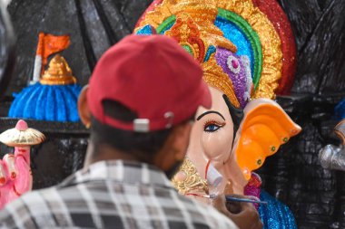 GURUGRAM INDIA SEPTEMBER 5 2024 Rajasthan 'ın Behror semtinden bir sanatçı Ganesh Chaturthi festivali öncesinde Ganesha' nın bir idolüne son rötuşlarını yapıyor.