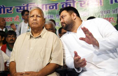 PATNA INDIA SEPTEMBER 5 Eylül 2024 RJD lideri Tejashwi Yadav ve RJD şefi Lalu Prasad 5 Eylül 2024 tarihinde RJD ofisinde Amar Shaheed Jagdev Prasad Shahadat Diwas fonksiyonu sırasında Santosh Kumar Hindustan Times