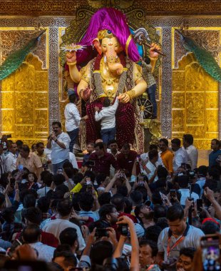 MUMBAI INDIA SEPTEMBER 5 2024 An idol of elephant headed Hindu god Ganesh popularly known as Lalbaugcha Raja unveiled to the media on September 5 2024 in Mumbai India Photo by Satish Bate Hindustan Times clipart