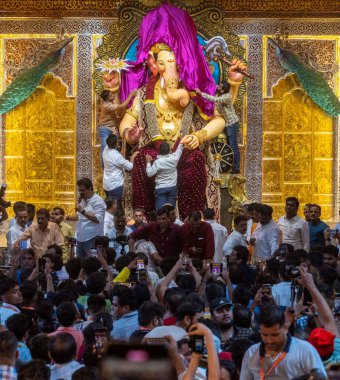 MUMBAI INDIA SEPTEMBER 5 2024 Hindu tanrı Ganesh liderliğindeki bir fil heykeli halk arasında Lalbaugcha Raja olarak bilinir 5 Eylül 2024 tarihinde Mumbai Hindistan 'da Satish Bate Hindustan Times tarafından çekilmiştir.
