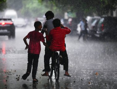 5 Eylül 2024 'te Delhi NCR sakinleri, 5 Eylül 2024' te Noida Hindistan 'da şiddetli yağış nedeniyle ani bir hava değişimine tanık oldu. Fotoğraf: Sunil Ghosh Hind