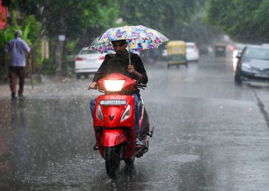 5 Eylül 2024 'te Delhi NCR sakinleri, 5 Eylül 2024' te Noida Hindistan 'da şiddetli yağış nedeniyle ani bir hava değişimine tanık oldu. Fotoğraf: Sunil Ghosh Hind