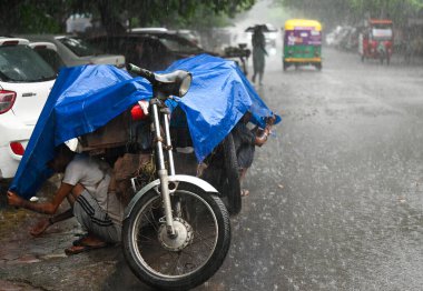 5 Eylül 2024 'te Delhi NCR sakinleri, 5 Eylül 2024' te Noida Hindistan 'da şiddetli yağış nedeniyle ani bir hava değişimine tanık oldu. Fotoğraf: Sunil Ghosh Hind