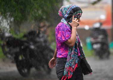 5 Eylül 2024 'te Delhi NCR sakinleri, 5 Eylül 2024' te Noida Hindistan 'da şiddetli yağış nedeniyle ani bir hava değişimine tanık oldu. Fotoğraf: Sunil Ghosh Hind