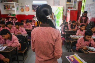 Devlet okulunda 5 Eylül 2024 Öğretmenler Günü 12. Okul Bölgesi 'nde kutlanır. Çocuklar öğretmenlere kart ve hediye getirir ve 5 Eylül 2024' te Noida Hindistan 'da öğretmenler gününde kendileri öğretmen olurlar.