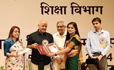 NEW DELHI INDIA SEPTEMBER 5 Eylül 2024 AAP Lideri ve eski Delhi milletvekili Manish Sisodia, 5 Eylül 2024 tarihinde Yeni Delhi Ind 'deki Kedarnath Sahni Oditoryumu' nda Öğretmenler Günü münasebetiyle MCD okullarından değerli öğretmenlere yardımcı oluyor.