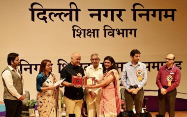 NEW DELHI INDIA SEPTEMBER 5 Eylül 2024 AAP Lideri ve eski Delhi milletvekili Manish Sisodia, 5 Eylül 2024 tarihinde Yeni Delhi Ind 'deki Kedarnath Sahni Oditoryumu' nda Öğretmenler Günü münasebetiyle MCD okullarından değerli öğretmenlere yardımcı oluyor.