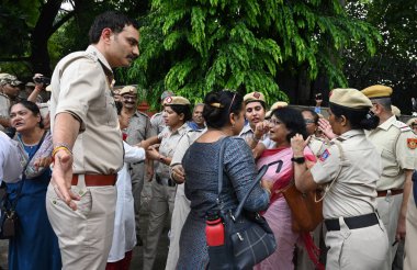 NEW DELHI INDIA SEPTEMBER 5 2024 Delhi Polisi öğretmen ve öğrencilerin Ulusal Eğitim Politikası NEP 2020 ve Milli Test Ajansı NTA 'ya karşı yürüttükleri protestolar sırasında öğretmenleri ve öğrencileri gözaltına aldı