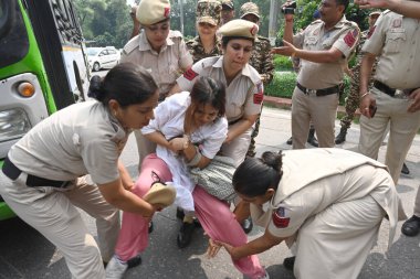 NEW DELHI INDIA SEPTEMBER 5 2024 Delhi Polisi öğretmen ve öğrencilerin Ulusal Eğitim Politikası NEP 2020 ve Milli Test Ajansı NTA 'ya karşı yürüttükleri protestolar sırasında öğretmenleri ve öğrencileri gözaltına aldı