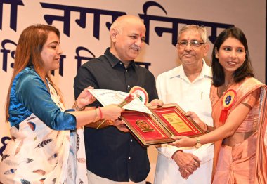 NEW DELHI INDIA SEPTEMBER 5. 2024 Eski Başbakan Yardımcısı Manish Sisodia ve Belediye Başkanı Shelly Oberoi MCD Lideri Delhi Belediye Başkanı Mukesh Kumar Goyal Delhi Belediye Başkan Yardımcısı Aaley Mohammad Iqbaland diğerleri ödülü sunar 