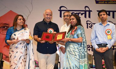 NEW DELHI INDIA SEPTEMBER 5 2024 Former Deputy Chief Minister Manish Sisodia and Mayor Shelly Oberoi MCD Leader of the House in the Municipal Corporation of Delhi Mukesh Kumar Goyal Delhi Deputy Mayor Aaley Mohammad Iqbaland Others present the award  clipart