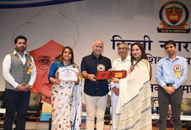 NEW DELHI INDIA SEPTEMBER 5. 2024 Eski Başbakan Yardımcısı Manish Sisodia ve Belediye Başkanı Shelly Oberoi MCD Lideri Delhi Belediye Başkanı Mukesh Kumar Goyal Delhi Belediye Başkan Yardımcısı Aaley Mohammad Iqbaland diğerleri ödülü sunar 