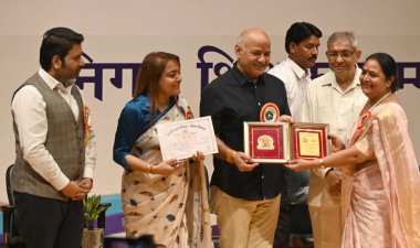 NEW DELHI INDIA SEPTEMBER 5. 2024 Eski Başbakan Yardımcısı Manish Sisodia ve Belediye Başkanı Shelly Oberoi MCD Lideri Delhi Belediye Başkanı Mukesh Kumar Goyal Delhi Belediye Başkan Yardımcısı Aaley Mohammad Iqbaland diğerleri ödülü sunar 