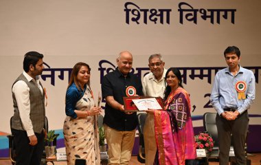 NEW DELHI INDIA SEPTEMBER 5. 2024 Eski Başbakan Yardımcısı Manish Sisodia ve Belediye Başkanı Shelly Oberoi MCD Lideri Delhi Belediye Başkanı Mukesh Kumar Goyal Delhi Belediye Başkan Yardımcısı Aaley Mohammad Iqbaland diğerleri ödülü sunar 