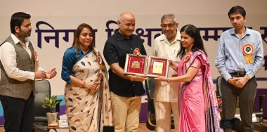 NEW DELHI INDIA SEPTEMBER 5. 2024 Eski Başbakan Yardımcısı Manish Sisodia ve Belediye Başkanı Shelly Oberoi MCD Lideri Delhi Belediye Başkanı Mukesh Kumar Goyal Delhi Belediye Başkan Yardımcısı Aaley Mohammad Iqbaland diğerleri ödülü sunar 