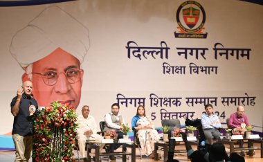 NEW DELHI INDIA SEPTEMBER 5. 2024 Eski Başbakan Yardımcısı Manish Sisodia, Kedarnath Sahni Vatandaşlık Merkezi 'ndeki MCD Eğitim Bölümü tarafından düzenlenen Şii Samman Samaroh sırasında MCD Okul Öğretmenlerine seslendi