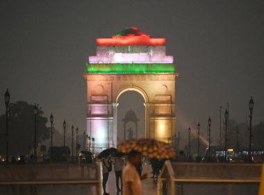 NEW DELHI INDIA SEPTEMBER 5 Eylül 2024 Hindistan Kapısı 'nda 5 Eylül 2024 tarihinde şiddetli yağmur sırasında karanlık bulutun altında yürüyen insanlar Yeni Delhi Hindistan Fotoğrafı: Sanchit Khanna Hindustan Times