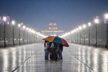 NEW DELHI INDIA SEPTEMBER 5 Eylül 2024 Hindistan Kapısı 'nda 5 Eylül 2024 tarihinde şiddetli yağmur sırasında karanlık bulutun altında yürüyen insanlar Yeni Delhi Hindistan Fotoğrafı: Sanchit Khanna Hindustan Times