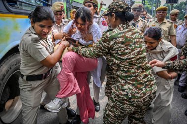 NEW DELHI INDIA SEPTEMBER 5 2024 Delhi 2024 Polis memuru öğretmen ve öğrencilerin Ulusal Eğitim Politikası NEP 2020 ve Ulusal Sınama Ajansı NTA 'ya karşı düzenlediği protestoda bir eylemciyi gözaltına aldı