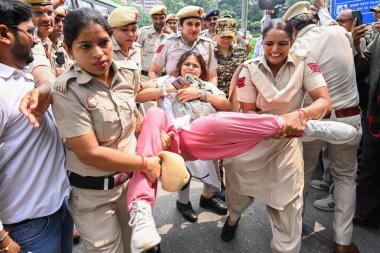 NEW DELHI INDIA SEPTEMBER 5 2024 Delhi 2024 Polis memuru öğretmen ve öğrencilerin Ulusal Eğitim Politikası NEP 2020 ve Ulusal Sınama Ajansı NTA 'ya karşı düzenlediği protestoda bir eylemciyi gözaltına aldı