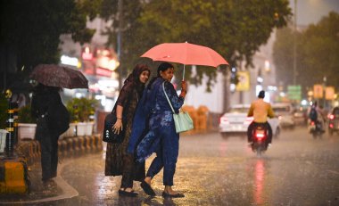 NEW DELHI INDIA SEPTEMBER 5 Eylül 2024 Kara Bulut altında yürüyen insanlar 5 Eylül 2024 tarihinde Yeni Delhi Hindistan Fotoğrafı: Raj K Raj Hindustan Times