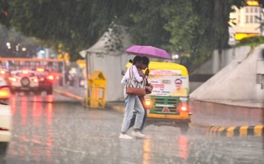 NEW DELHI INDIA SEPTEMBER 5 Eylül 2024 Kara Bulut altında yürüyen insanlar 5 Eylül 2024 tarihinde Yeni Delhi Hindistan Fotoğrafı: Raj K Raj Hindustan Times