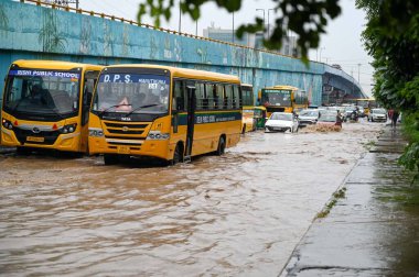 GURUGRAM INDIA SEPTEMBER 4 2024 Yoğun yağış sırasında, Hindistan Gurugram 'da 4 Eylül 2024 tarihinde Sadar polis karakolu yakınındaki 47. Bölge' de bir okul otobüsü suya düştü Delhi NCR sakinleri ani bir hava değişimine tanık oldu.