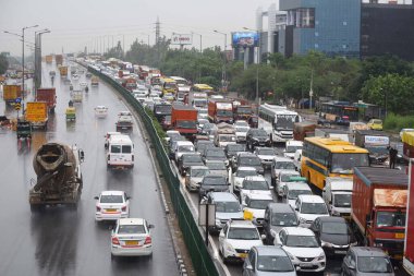GURUGRAM INDIA SEPTEMBER 4 2024 Ulusal Otoyol 48 'de trafik sıkışıklığı Hero Honda Chowk yakınlarında 4 Eylül 2024' te Hindistan Gurugram Delhi NCR sakinleri ani bir hava değişimine tanık oldular. 