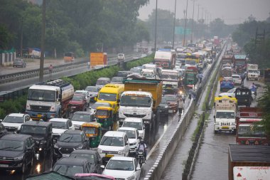 GURUGRAM INDIA SEPTEMBER 4 2024 Ulusal Otoyol 48 'de trafik sıkışıklığı nedeniyle Narsinghpur köyü yakınlarındaki şiddetli yağmurlar sırasında 4 Eylül 2024' te Gurugram Hindistan 'da Delhi NCR sakinleri ani bir değişime tanık oldu.