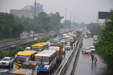 GURUGRAM INDIA SEPTEMBER 4 2024 Ulusal Otoyol 48 'de trafik sıkışıklığı nedeniyle Narsinghpur köyü yakınlarındaki şiddetli yağmurlar sırasında 4 Eylül 2024' te Gurugram Hindistan 'da Delhi NCR sakinleri ani bir değişime tanık oldu.