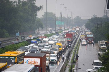 GURUGRAM INDIA SEPTEMBER 4 2024 Ulusal Otoyol 48 'de trafik sıkışıklığı nedeniyle Narsinghpur köyü yakınlarındaki şiddetli yağmurlar sırasında 4 Eylül 2024' te Gurugram Hindistan 'da Delhi NCR sakinleri ani bir değişime tanık oldu.