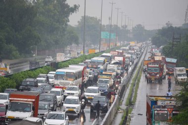 GURUGRAM INDIA SEPTEMBER 4 2024 Ulusal Otoyol 48 'de trafik sıkışıklığı nedeniyle Narsinghpur köyü yakınlarındaki şiddetli yağmurlar sırasında 4 Eylül 2024' te Gurugram Hindistan 'da Delhi NCR sakinleri ani bir değişime tanık oldu.